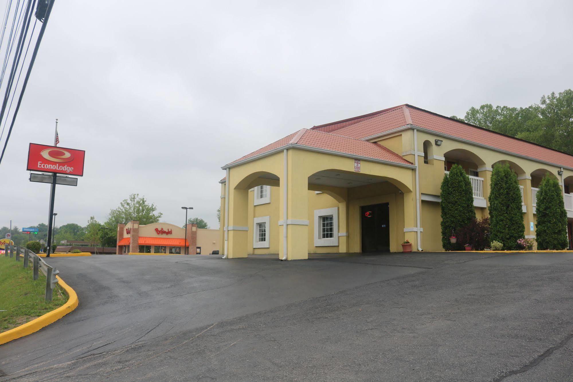 Econo Lodge Huntington - Barboursville University Area Extérieur photo